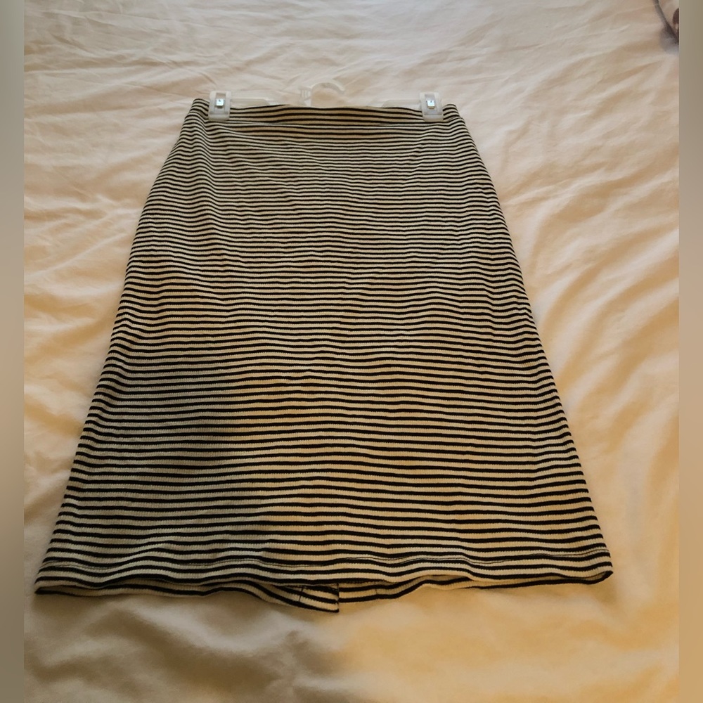 A chic pencil skirt fit for the summer or spring sizeL